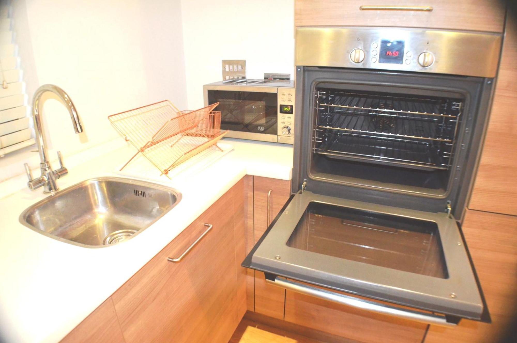 Brentwood Town Retreat - Large 2 Bedroom Apartment Exterior photo